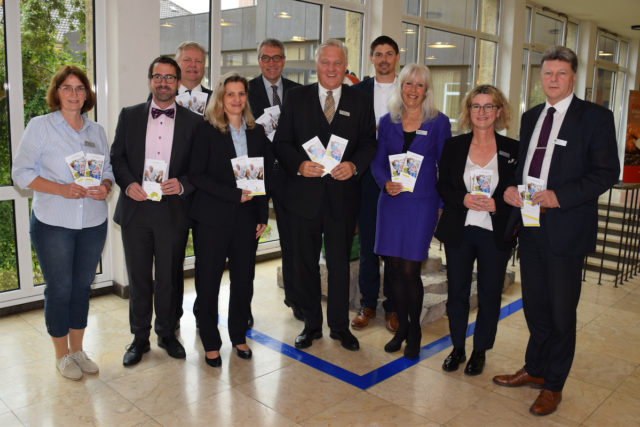 Landrat Wolfgang Spelthahn (Mitte) und Kreisdirektor Georg Beyß (r.) stellten die neue dezentrale Pflegeberatung gemeinsam mit den Vertretern der Kommunen vor. Foto: Kreis Düren