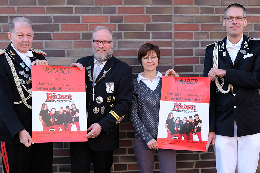 Die St. Sebastianus Schützen Broich präsentieren 2019 die kölsche Band "Räuber": Dieter Engels, Wolfgang Schiffer, Carola Schiffer und Rene Borowski (von links). Foto: Veranstalter