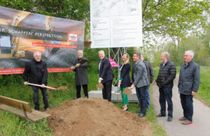 Landrat Wolfgang Spelthahn (3. v. l.) mit Vertretern der beteiligten Kommunen und aus der Politik beim symbolischen Spatenstich für den Ausbau des Radweges zwischen Aachen und Jülich. Foto: Kreis Düren