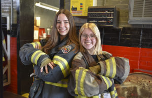 Shannon Schmitt und Annika Lothmann in Feuerwehrmontur. Foto: Schule