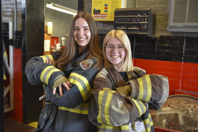 Shannon Schmitt und Annika Lothmann in Feuerwehrmontur. Foto: Schule