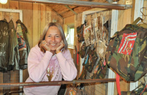 Elfi Essling in ihrem Ausstellungsraum - einem um- und ausgebauten Bauwagen. Foto: Veranstalter