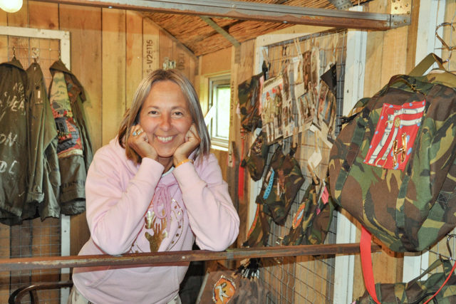 Elfi Essling in ihrem Ausstellungsraum - einem um- und ausgebauten Bauwagen. Foto: Veranstalter