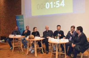 Es diskutierten Arndt Kohn (SPD), Daniel Freund (Grüne), Moderatoren Lena Wagner und Dirk Chr. Siedler, Murat Yilmaz (Linke), Patrick L. Schunn (FDP) sowie Sabine Verheyen (CDU). Foto: Ev. Gemeinde Düren