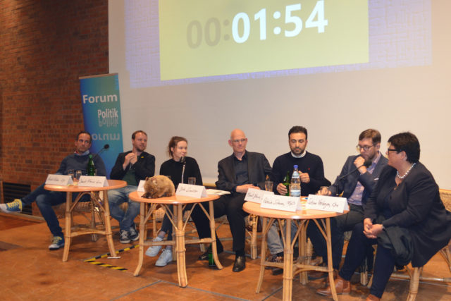 Es diskutierten Arndt Kohn (SPD), Daniel Freund (Grüne), Moderatoren Lena Wagner und Dirk Chr. Siedler, Murat Yilmaz (Linke), Patrick L. Schunn (FDP) sowie Sabine Verheyen (CDU). Foto: Ev. Gemeinde Düren