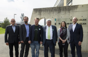 Reinhard Bütikofer, (3.v.r.) Mitglied des Europäischen Parlaments, besuchte das Solarinstitut Jülich. Bildquelle: FH Aachen / Julia Bäumler