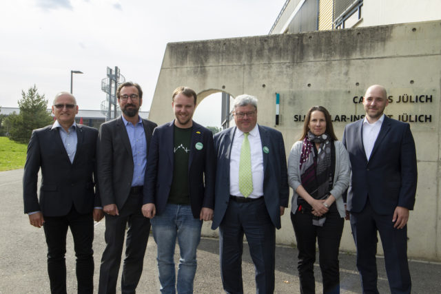 Reinhard Bütikofer, (3.v.r.) Mitglied des Europäischen Parlaments, besuchte das Solarinstitut Jülich. Bildquelle: FH Aachen / Julia Bäumler