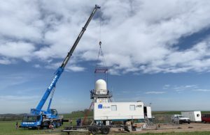 Mobile Messinfrastruktur KITcube: Mithilfe eines Autokrans wird das Niederschlagsradar im Müglitztal/Sachsen installiert. Foto: Dr. Andreas Wieser/KIT