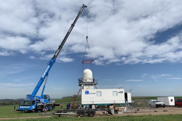 Mobile Messinfrastruktur KITcube: Mithilfe eines Autokrans wird das Niederschlagsradar im Müglitztal/Sachsen installiert. Foto: Dr. Andreas Wieser/KIT