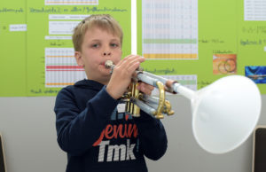 Jonathan Paschke spielt auf seiner Schlauchtrompete, mit der er beim Landeswettbewerb „Schüler experimentieren NRW“ einen dritten Platz im Fachbereich Physik belegte. Foto: innogy SE