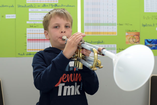 Jonathan Paschke spielt auf seiner Schlauchtrompete, mit der er beim Landeswettbewerb „Schüler experimentieren NRW“ einen dritten Platz im Fachbereich Physik belegte. Foto: innogy SE