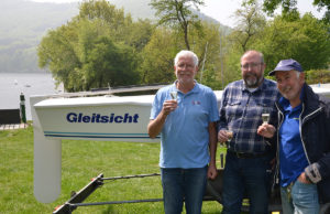 Das neue Clubboot „Gleitsicht“ mit dem ersten Vorsitzenden Hans-Jürgen Dännart und den beiden Bootspaten Hermann Joseph Bradt und Michael Hübner (von rechts nach links). Foto: Verein