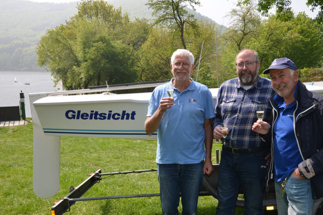 Das neue Clubboot „Gleitsicht“ mit dem ersten Vorsitzenden Hans-Jürgen Dännart und den beiden Bootspaten Hermann Joseph Bradt und Michael Hübner (von rechts nach links). Foto: Verein