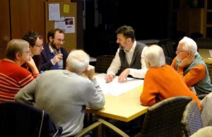 Harald Garding im Gespräch mit Genossen. Foto: Hans Launer