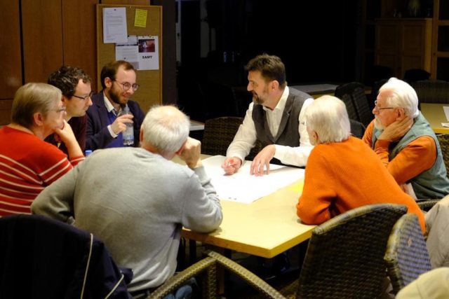 Harald Garding im Gespräch mit Genossen. Foto: Hans Launer