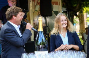 Bürgermeister Axel Fuchs und Weinprinzessin Anna-Lena Müsel eröffnen den 20. Weinsommer in Jülich
