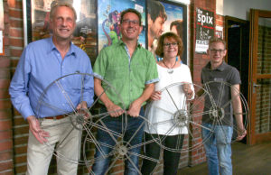 Gemeinsam für gutes Kino: (v.l.) Frank Müller für den Verein Kultur im Bahnhof, Michael Robertz, Ruth Tavernier-Schwab und Daniel von Büren von der DvB Veranstaltungstechnik. Foto. Dorothée Schenk