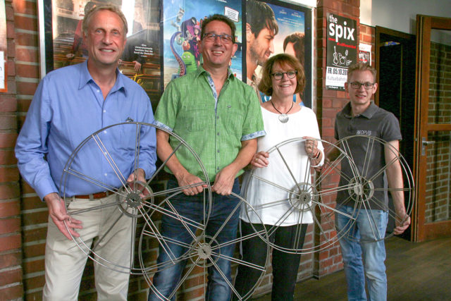 Gemeinsam für gutes Kino: (v.l.) Frank Müller für den Verein Kultur im Bahnhof, Michael Robertz, Ruth Tavernier-Schwab und Daniel von Büren von der DvB Veranstaltungstechnik. Foto. Dorothée Schenk