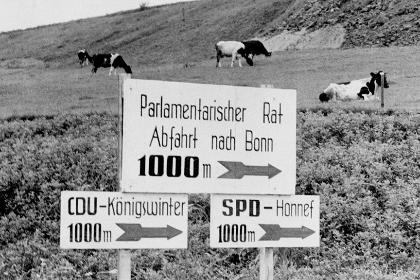 Hinweisschild, das den Weg zum Parlamentarischen Rat in Bonn zeigt. Aufnahme vom 1. September 1948..