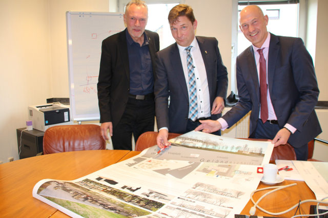 Geschäftsführer Ulf Kamburg (v.r.n.l.), Bürgermeister Axel Fuchs und Martin Schulz als technischer Beigeordneter präsentieren die Neubaupläne der Stadtwerke. Foto: Dorothée Schenk