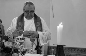 Heinrich Bardenheuer 2012 bei der Glockenweihe am Altar in Güsten. Foto: Günter Jagodzinska