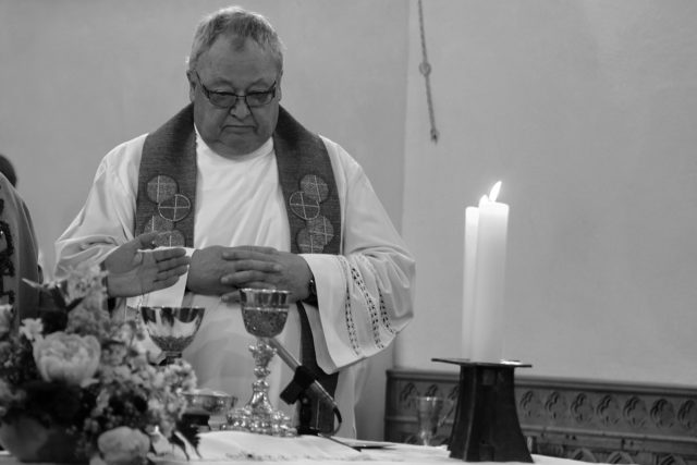 Heinrich Bardenheuer 2012 bei der Glockenweihe am Altar in Güsten. Foto: Günter Jagodzinska