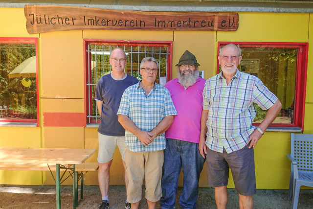 v.l.n.r.: Richard Achten (2. Vorsitzender), Manfred Kochs (1.Vorsitzender), Eduard Langer, Roland Rosenbauer (langjähriger 1. Vorsitzender). Foto: Dennis Prudlik