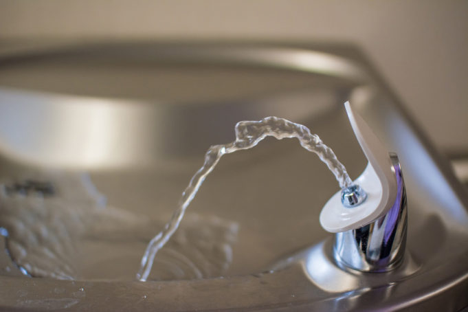 Defekt in der Wasseraufbereitung Brunnen Wasser Trinkwasser Trinkwasserbrunnen