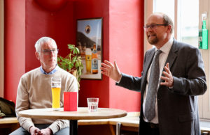 Hans-Otto von Danwitz (links) und Dr. Udo Lenzig beschrieben die aktuelle Lage der Kirchen im Jülicher Land und wagten einen Blick in die Zukunft. Foto: Stephan Johnen