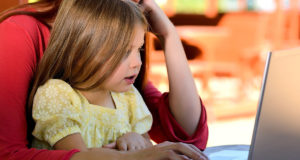 Kinder und Mutter am Laptop