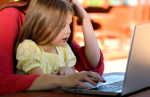 Kinder und Mutter am Laptop