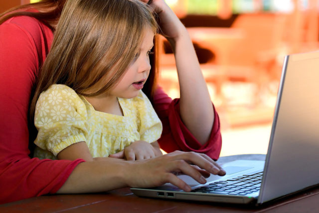 Kinder und Mutter am Laptop