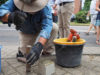 Künstler Gunter Demnig verlegt einen Stolperstein