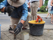 Künstler Gunter Demnig verlegt einen Stolperstein