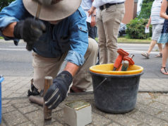 Künstler Gunter Demnig verlegt einen Stolperstein