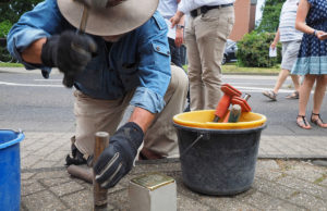 Künstler Gunter Demnig verlegt einen Stolperstein