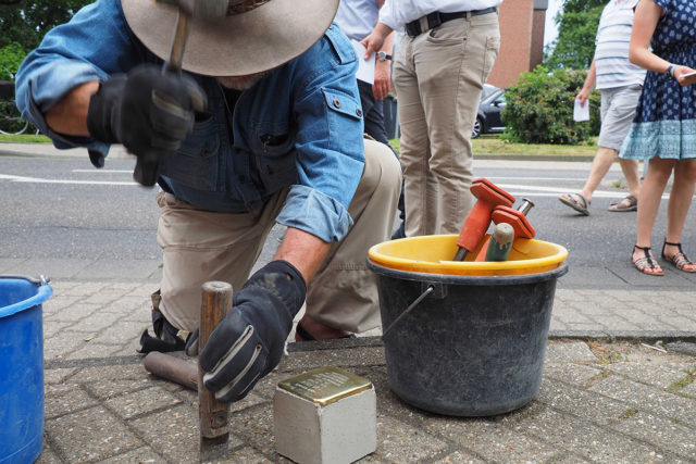 Künstler Gunter Demnig verlegt einen Stolperstein