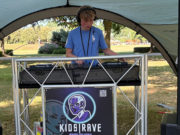 Junger DJ legt auf