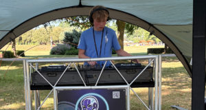 Junger DJ legt auf