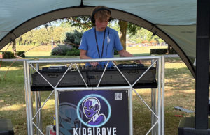 Junger DJ legt auf