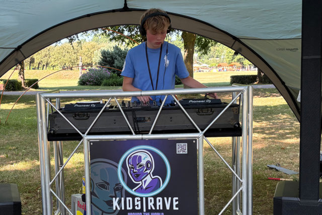 Junger DJ legt auf