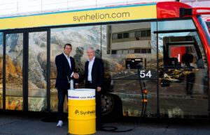 Passagierbus fährt mit Solar-Diesel