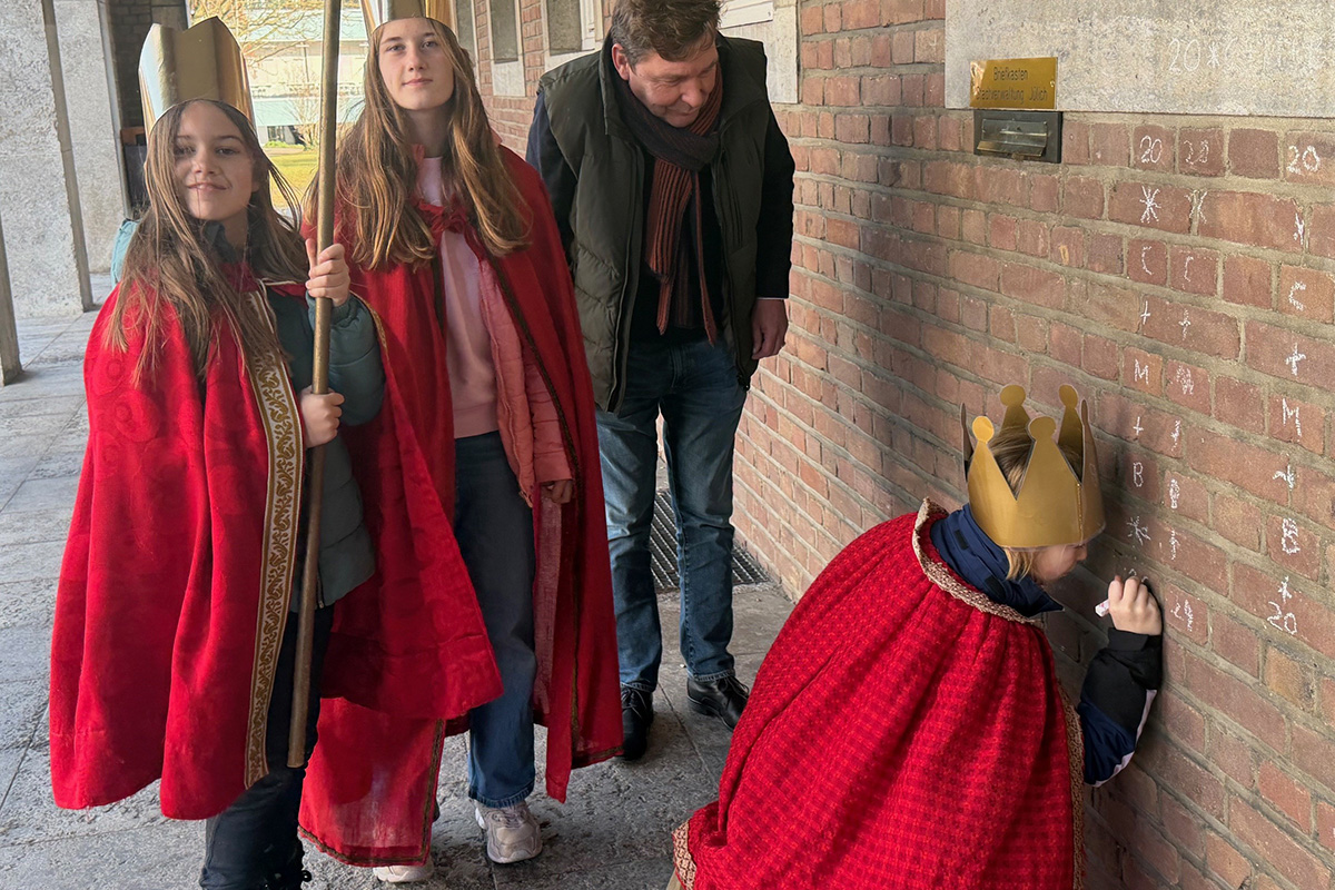 Sternsinger-bringen-Segen-ins-Rathaus