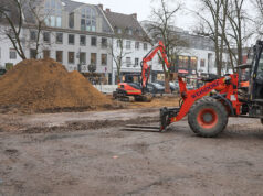 Bagger sind am Schlossplatz angerollt