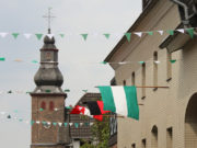 Kirche Broich Fahnen