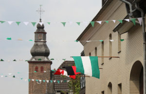 Kirche Broich Fahnen