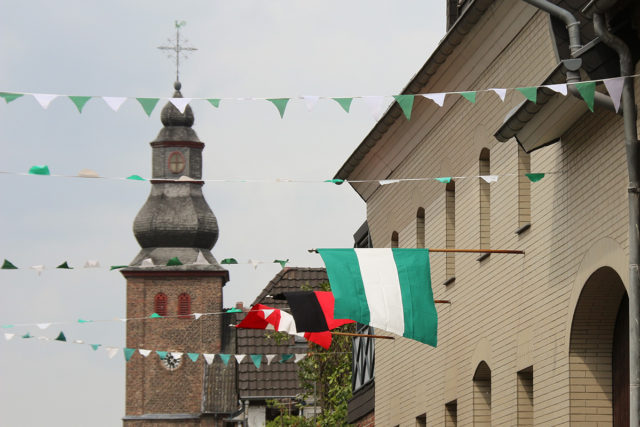 Kirche Broich Fahnen