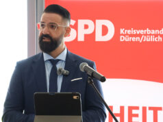 Erste Kandidaten für die Landtagswahl nominiert Mo Khomassi am Rednerpult