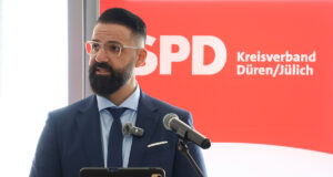 Erste Kandidaten für die Landtagswahl nominiert Mo Khomassi am Rednerpult