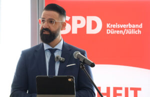 Mo Khomassi am Rednerpult